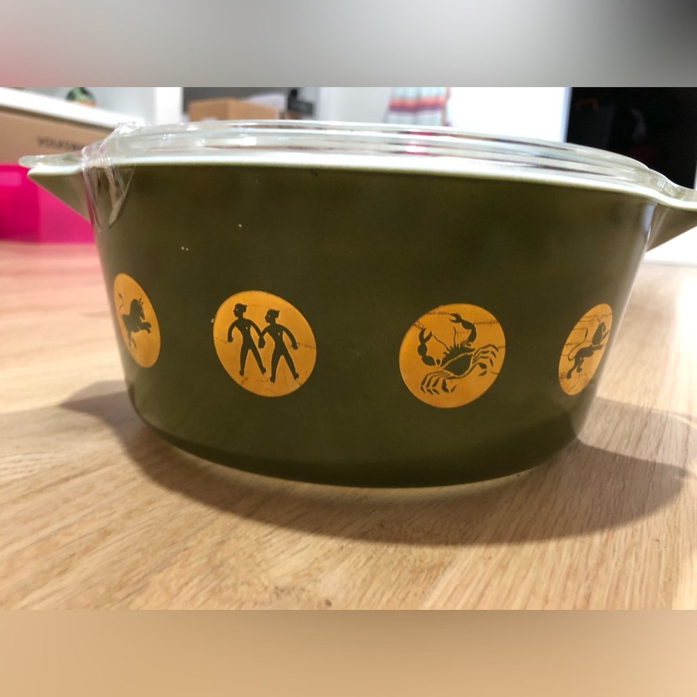 Vintage 1960’s zodiac Pyrex 2 1/2 qt pot with lid